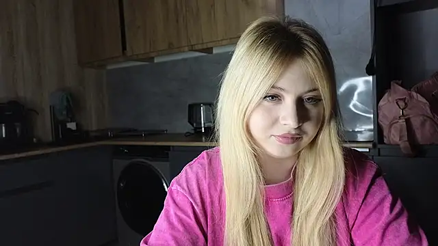 Snapshot of shy_blondiee chatting on January 2026 09:53:02 PM shy blondiee online show from January 2026 09:53:02 PM