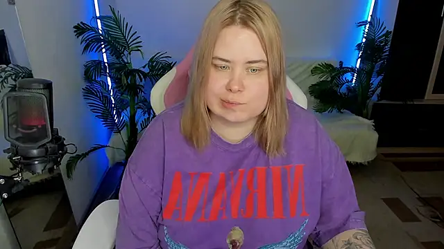 Snapshot of Akemi_BBW chatting on February 2025 09:38:02 PM Akemi BBW online show from February 2025 09:38:02 PM