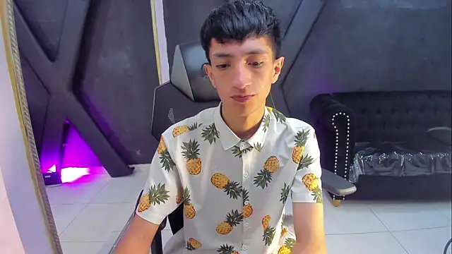 DereckCooperr online show from November 2025 10:43:02 PM