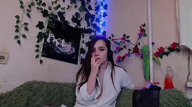 Snapshot of Tiny_Witch chatting on January 2025 11:02:02 PM Tiny Witch online show from January 2025 11:02:02 PM