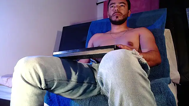 Tommhot online show from November 2025 07:57:01 PM