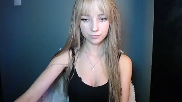 Snapshot of LuciaYoung chatting on October 2025 06:48:01 PM LuciaYoung online show from October 2025 06:48:01 PM