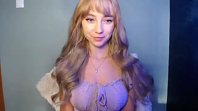 Snapshot of LuciaYoung chatting on October 2025 07:34:02 AM LuciaYoung online show from October 2025 07:34:02 AM