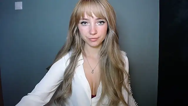 Snapshot of LuciaYoung chatting on October 2025 07:45:01 AM LuciaYoung online show from October 2025 07:45:01 AM