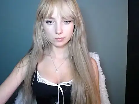 Snapshot of LuciaYoung chatting on October 2025 07:26:02 PM LuciaYoung online show from October 2025 07:26:02 PM