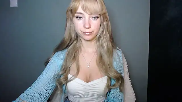 Snapshot of LuciaYoung chatting on October 2025 07:31:01 AM LuciaYoung online show from October 2025 07:31:01 AM