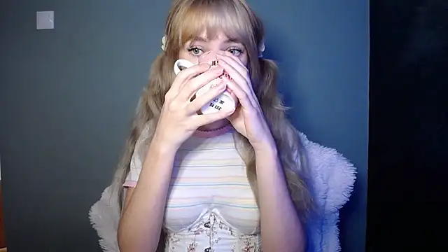 Snapshot of LuciaYoung chatting on November 2025 07:30:02 AM LuciaYoung online show from November 2025 07:30:02 AM