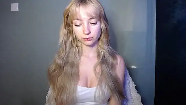 Snapshot of LuciaYoung chatting on November 2025 07:30:02 AM LuciaYoung online show from November 2025 07:30:02 AM