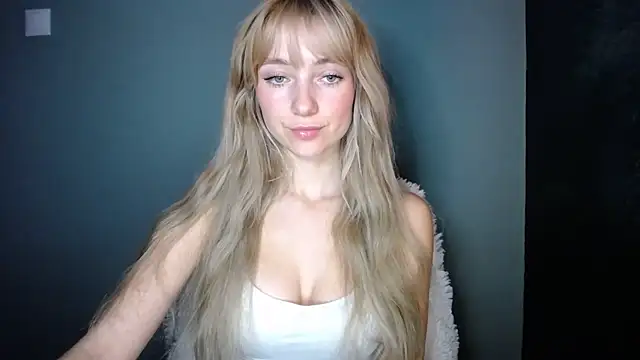 Snapshot of LuciaYoung chatting on November 2025 07:36:02 PM LuciaYoung online show from November 2025 07:36:02 PM