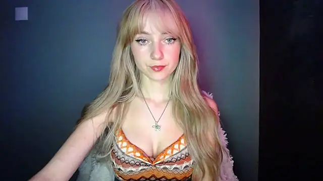 Snapshot of LuciaYoung chatting on November 2025 07:56:02 PM LuciaYoung online show from November 2025 07:56:02 PM