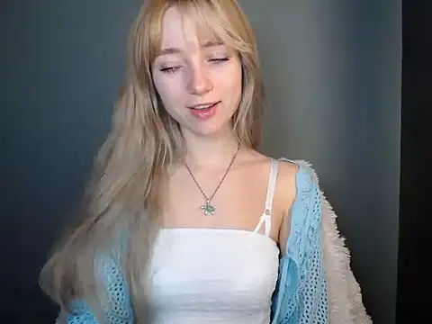 Snapshot of LuciaYoung chatting on November 2025 07:24:01 PM LuciaYoung online show from November 2025 07:24:01 PM