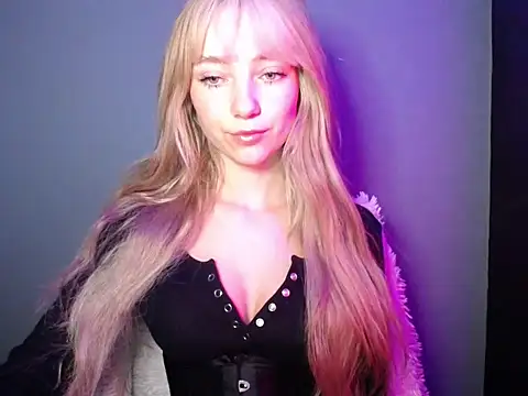 Snapshot of LuciaYoung chatting on November 2025 07:29:01 AM LuciaYoung online show from November 2025 07:29:01 AM