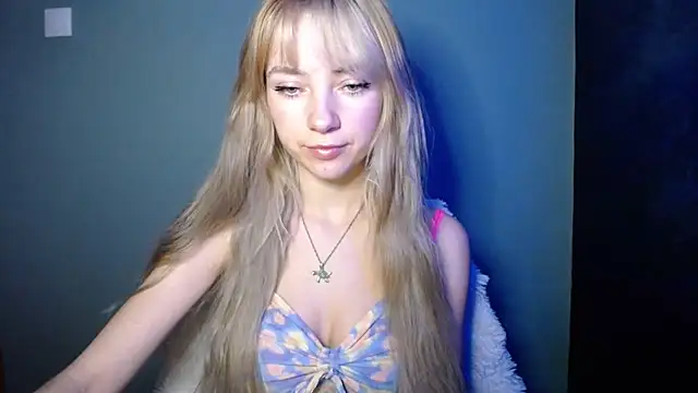 Snapshot of LuciaYoung chatting on November 2025 07:51:01 AM LuciaYoung online show from November 2025 07:51:01 AM