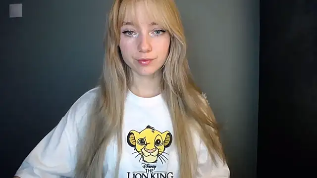 Snapshot of LuciaYoung chatting on November 2025 07:56:02 PM LuciaYoung online show from November 2025 07:56:02 PM