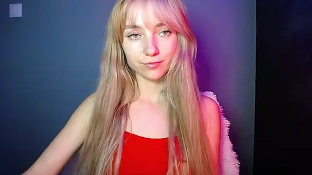 Snapshot of LuciaYoung chatting on November 2025 08:05:01 PM LuciaYoung online show from November 2025 08:05:01 PM