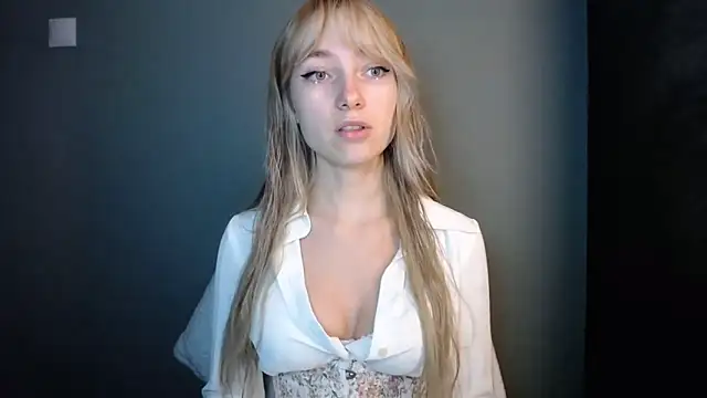 Snapshot of LuciaYoung chatting on November 2025 07:30:01 PM LuciaYoung online show from November 2025 07:30:01 PM