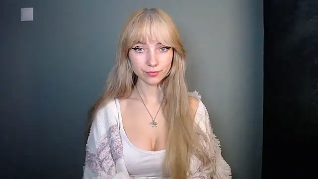 Snapshot of LuciaYoung chatting on November 2025 07:40:02 PM LuciaYoung online show from November 2025 07:40:02 PM