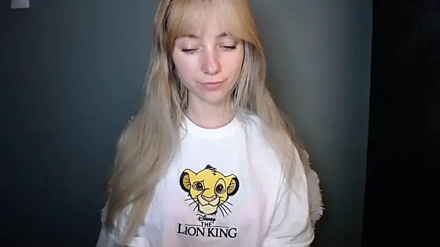 Snapshot of LuciaYoung chatting on November 2025 08:19:01 PM LuciaYoung online show from November 2025 08:19:01 PM