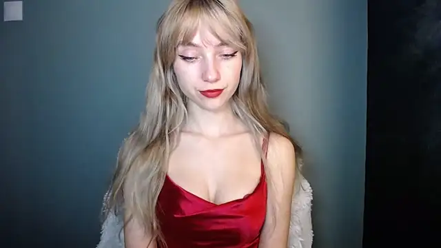 Snapshot of LuciaYoung chatting on November 2025 07:35:02 PM LuciaYoung online show from November 2025 07:35:02 PM