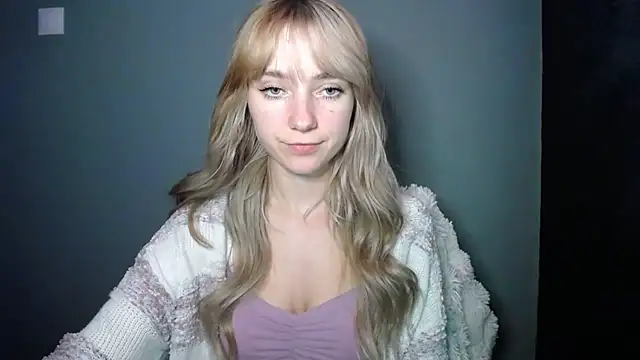 Snapshot of LuciaYoung chatting on November 2025 07:36:02 PM LuciaYoung online show from November 2025 07:36:02 PM