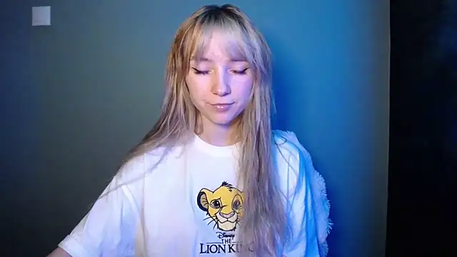 Snapshot of LuciaYoung chatting on November 2025 01:35:02 PM LuciaYoung online show from November 2025 01:35:02 PM