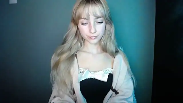 Snapshot of LuciaYoung chatting on December 2025 01:17:04 PM LuciaYoung online show from December 2025 01:17:04 PM