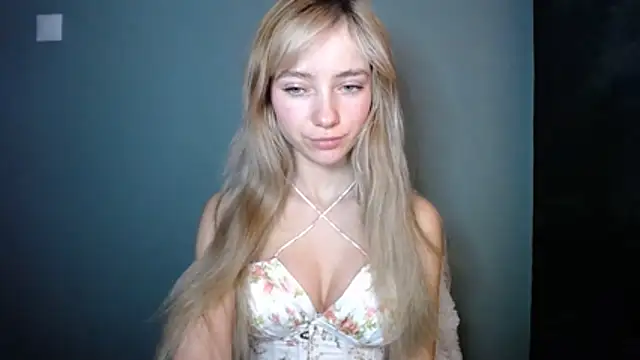 Snapshot of LuciaYoung chatting on December 2025 07:36:02 AM LuciaYoung online show from December 2025 07:36:02 AM