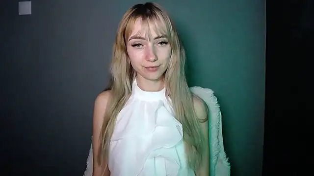 LuciaYoung online show from December 2025 07:55:01 PM