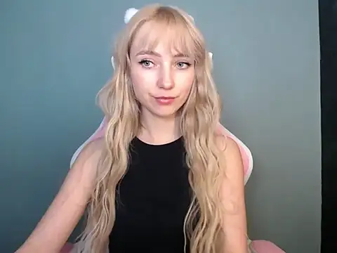 LuciaYoung online show from April 2026 12:32:02 PM