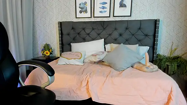 emma  smith1 online show from February 2025 06:32:02 PM