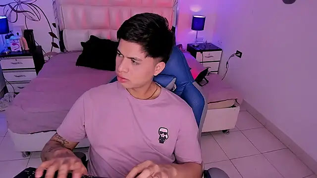 Snapshot of Niicky1_ chatting on December 2024 09:06:01 PM Niicky1  online show from December 2024 09:06:01 PM