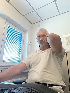 Snapshot of tom-swede chatting on July 2026 10:28:02 AM tom-swede online show from July 2026 10:28:02 AM