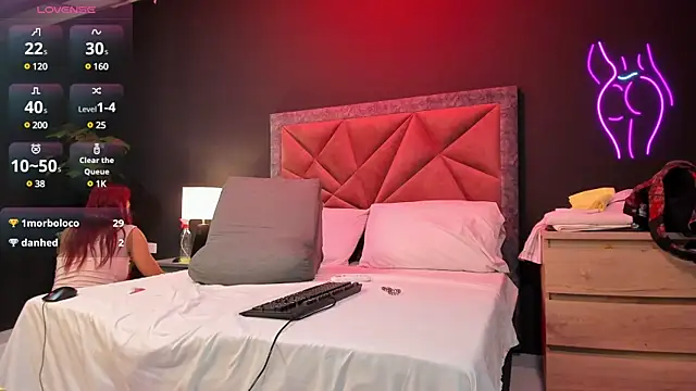 Snapshot of mia_milff chatting on February 2025 09:15:02 PM mia milff online show from February 2025 09:15:02 PM