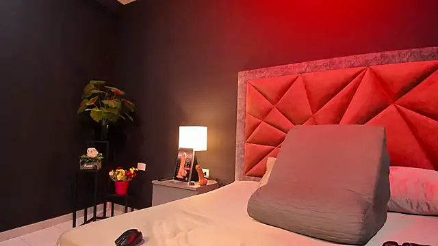 Snapshot of mia_milff chatting on December 2025 07:20:02 PM mia milff online show from December 2025 07:20:02 PM