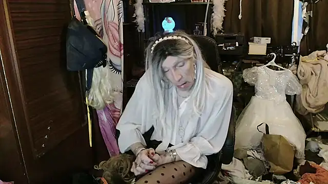 Snapshot of Ombeline1 chatting on November 2025 03:47:01 PM Ombeline1 online show from November 2025 03:47:01 PM