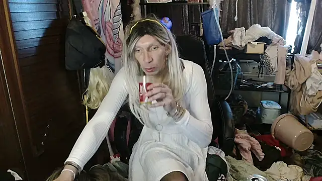 Snapshot of Ombeline1 chatting on December 2025 09:18:01 AM Ombeline1 online show from December 2025 09:18:01 AM