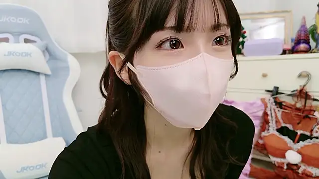 Snapshot of -minami- chatting on November 2025 12:05:02 PM -minami- online show from November 2025 12:05:02 PM