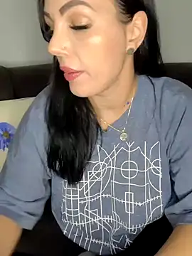 Snapshot of ReiyaRey chatting on November 2025 10:20:02 PM ReiyaRey online show from November 2025 10:20:02 PM