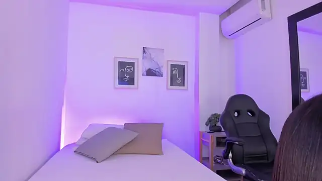 Snapshot of emelie_89 chatting on February 2025 11:43:02 AM emelie 89 online show from February 2025 11:43:02 AM