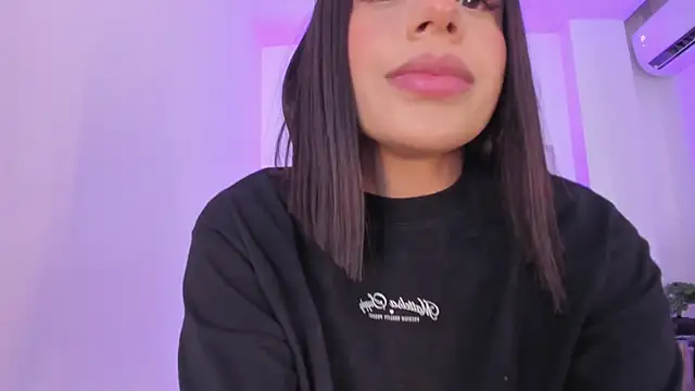 Snapshot of emelie_89 chatting on February 2025 01:40:02 PM emelie 89 online show from February 2025 01:40:02 PM