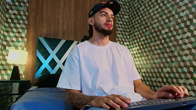 Snapshot of Michael_magno chatting on November 2025 05:28:02 PM Michael magno online show from November 2025 05:28:02 PM