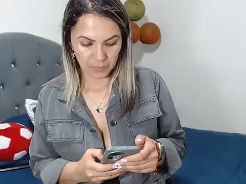 Snapshot of Chantal_hott chatting on March 2025 11:06:01 PM Chantal hott online show from March 2025 11:06:01 PM