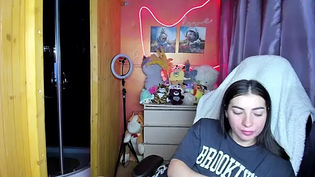 Fiery Brunette  online show from March 2026 04:40:01 AM