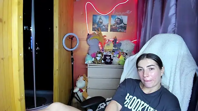 Fiery Brunette  online show from April 2026 11:44:01 AM