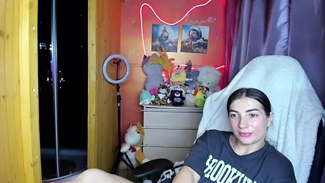 Fiery Brunette  online show from June 2026 03:44:02 AM