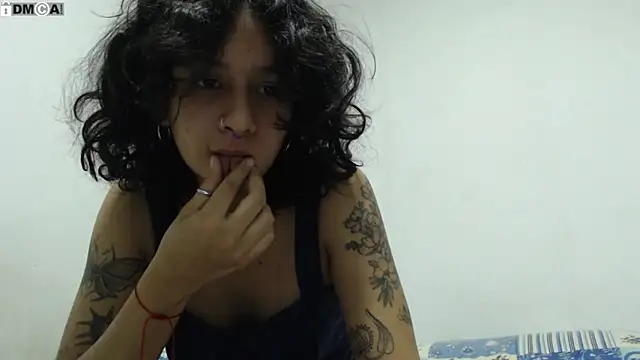 Snapshot of AlinaWoolf_ chatting on February 2026 01:37:01 AM AlinaWoolf online show from February 2026 01:37:01 AM