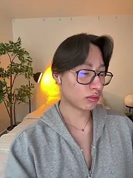 Snapshot of SrLuis18 chatting on September 2025 10:21:02 PM SrLuis18 online show from September 2025 10:21:02 PM