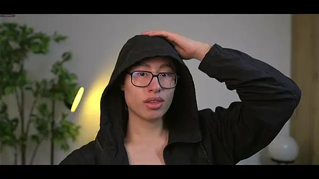 Snapshot of SrLuis18 chatting on September 2025 11:21:01 PM SrLuis18 online show from September 2025 11:21:01 PM