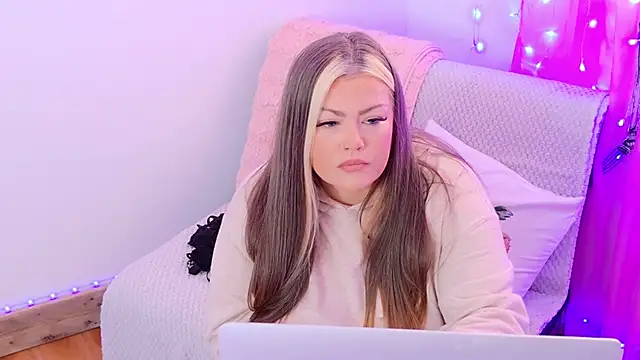 Snapshot of KikiBBW chatting on October 2025 02:18:02 PM KikiBBW online show from October 2025 02:18:02 PM