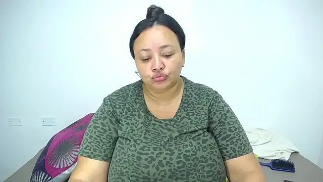 Snapshot of CrushOnMe_ chatting on January 2026 12:43:01 PM CrushOnMe online show from January 2026 12:43:01 PM